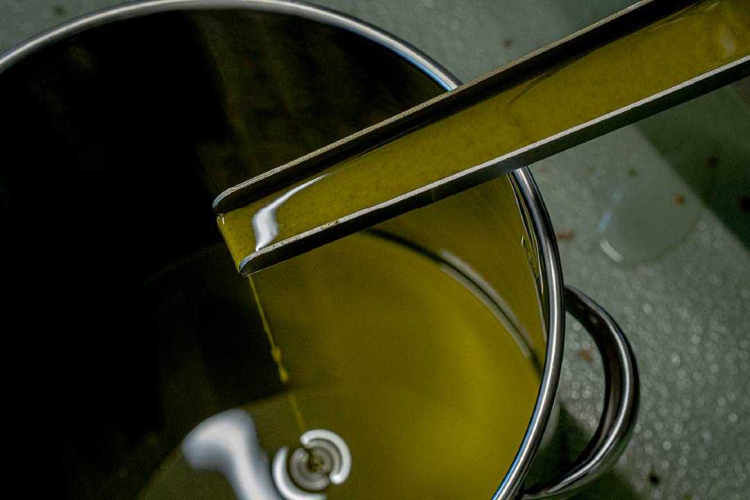 収穫したオリーブを丁寧に絞ったオイル